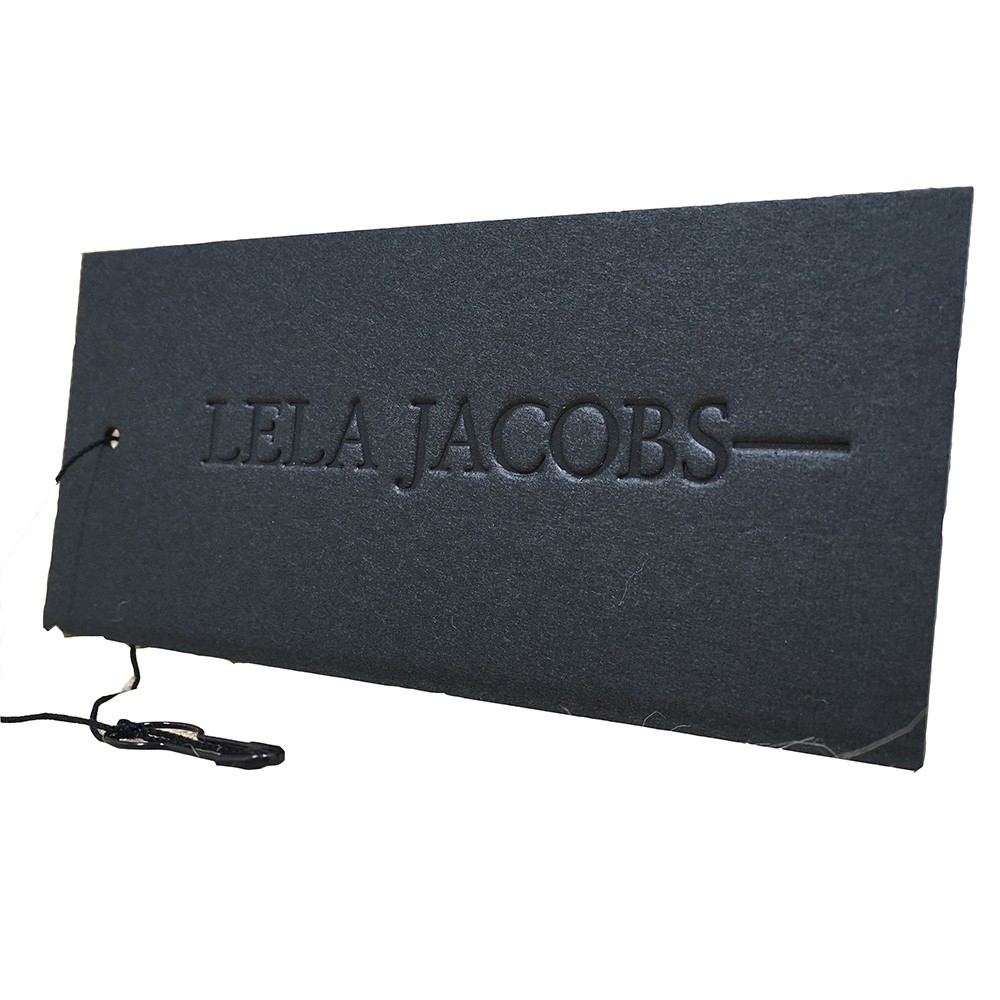 Custom 450g Embossed Black Swing Tags With Safety Pin